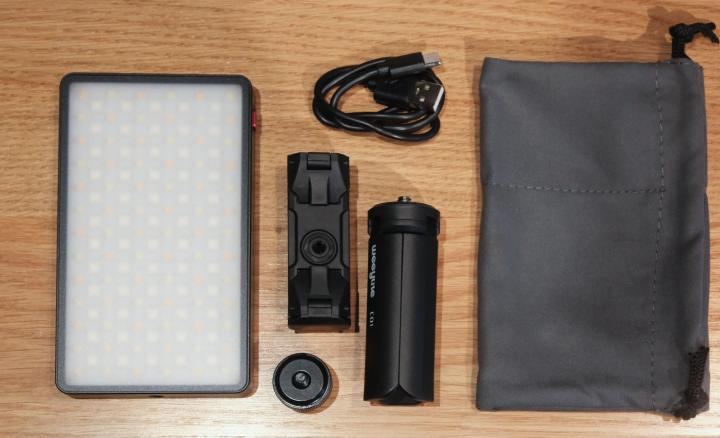 推荐一款简单精致的电脑桌 (实木电脑桌效果图大全2015款)