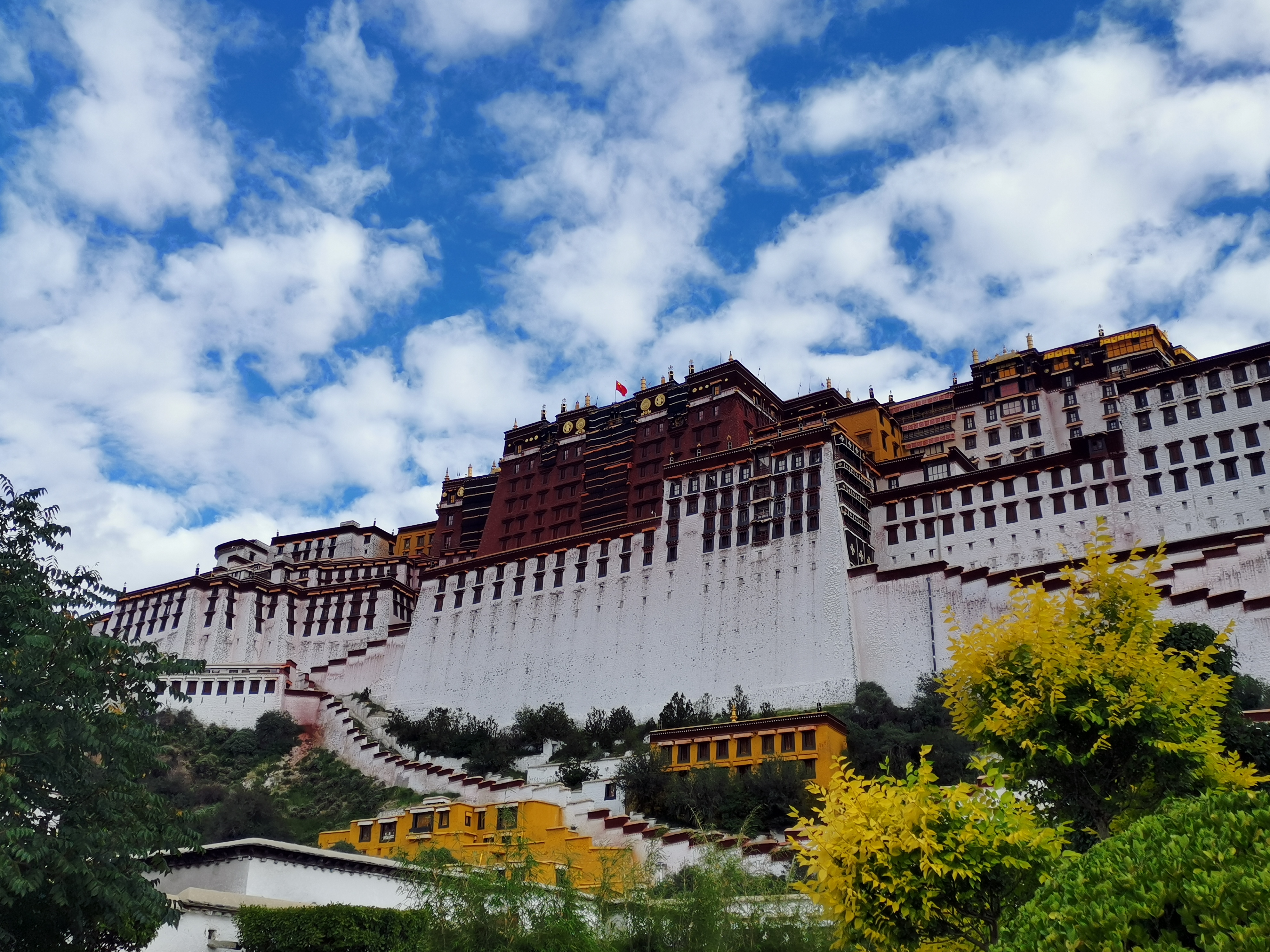 西藏拉萨这个城市好吗,拉萨市区是什么样的地方