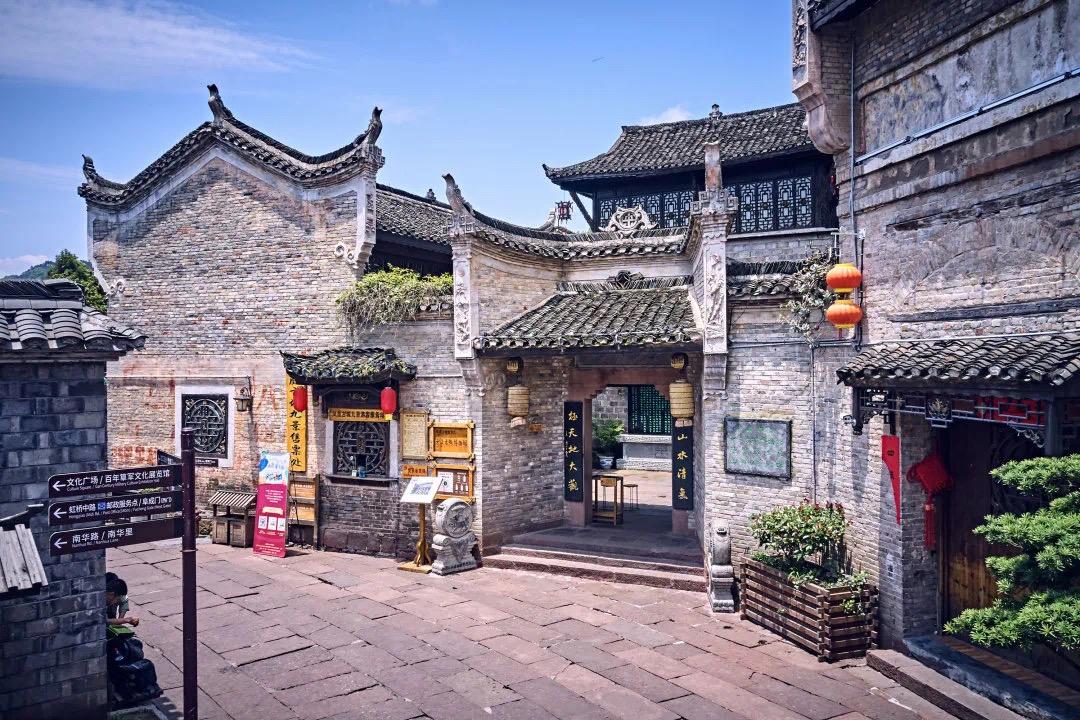 湖南湘西凤凰古城游客们盛装打卡,张家界凤凰古城新冠