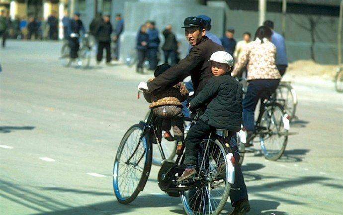 集中营惨状:30张老照片揭示妇女衣不遮体的悲惨命运!