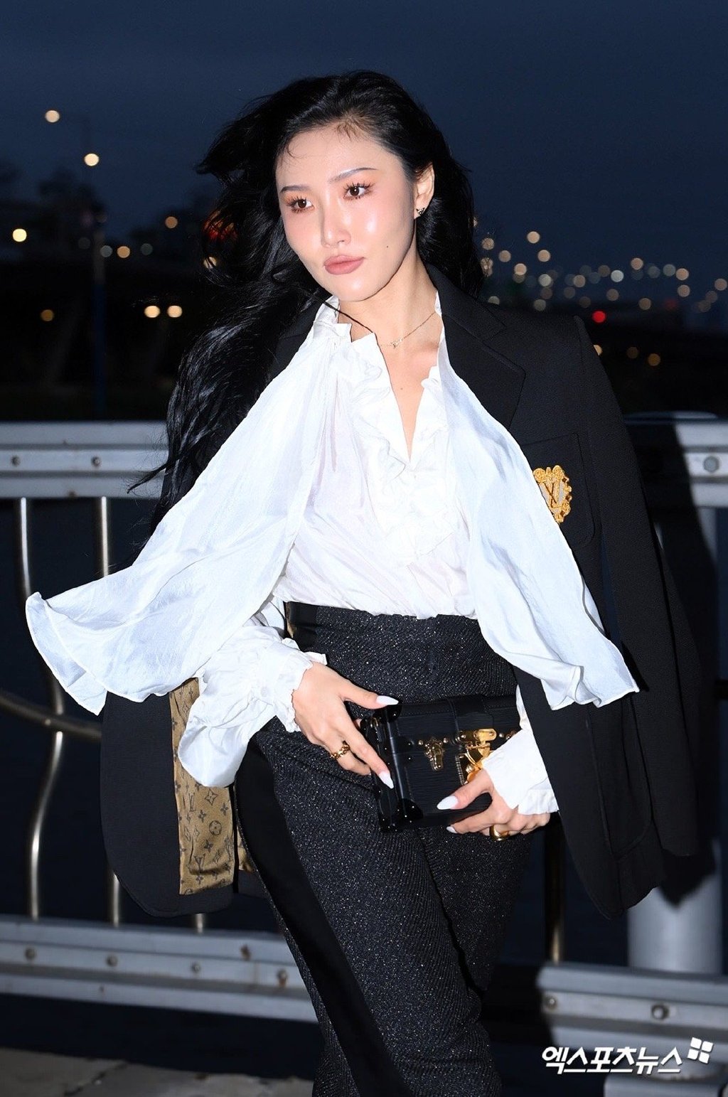 闊╁浗濂冲洟鐖辫眴绌胯。,闊╁浗濂冲洟鐖辫眴绾㈡绀兼湇