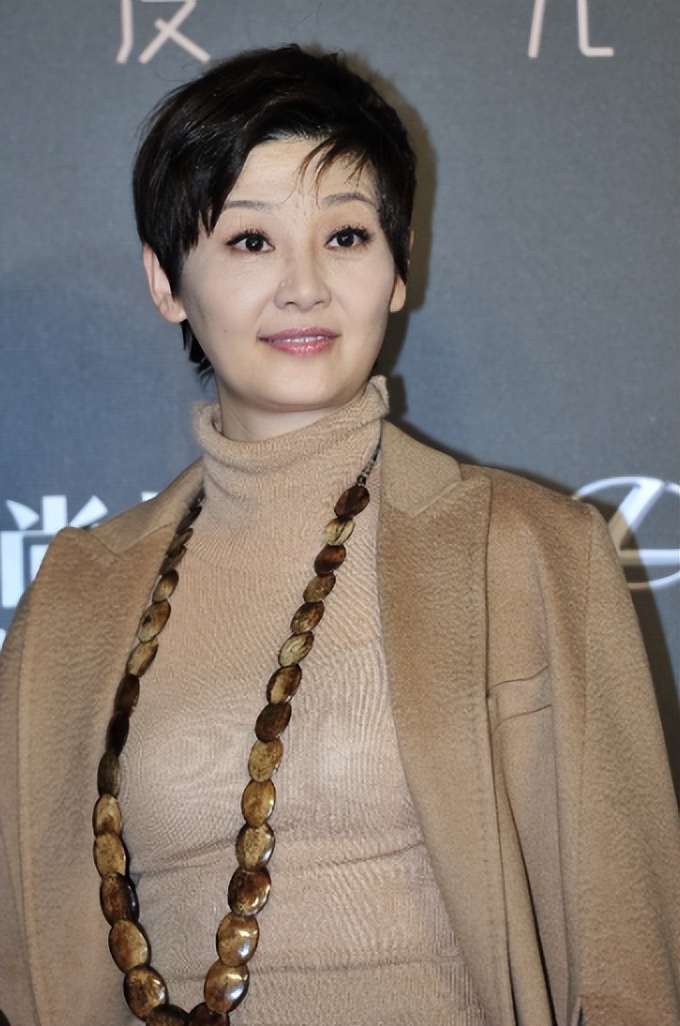 娱乐圈又爆一大瓜，徐帆收养的女儿，竟是冯小刚的“私生女”