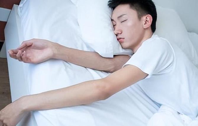 眼镜王蛇吞掉了条蟒蛇,眼镜王蛇生吞