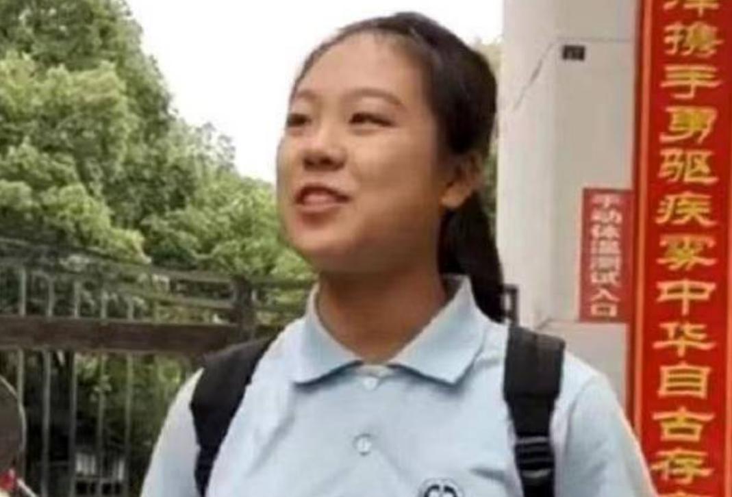 那个高考发疯的女孩现状,高考一字马女孩现状如何