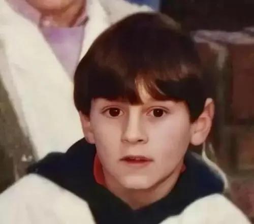 梅西从侏儒症到足球巨人,梅西从小侏儒症