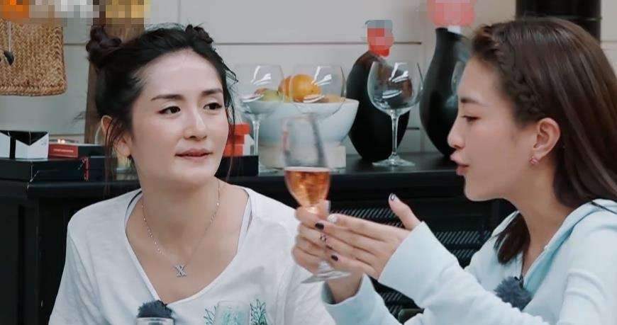 谢娜为什么会被何炅三次直呼其名,46岁的谢娜现在怎么样了