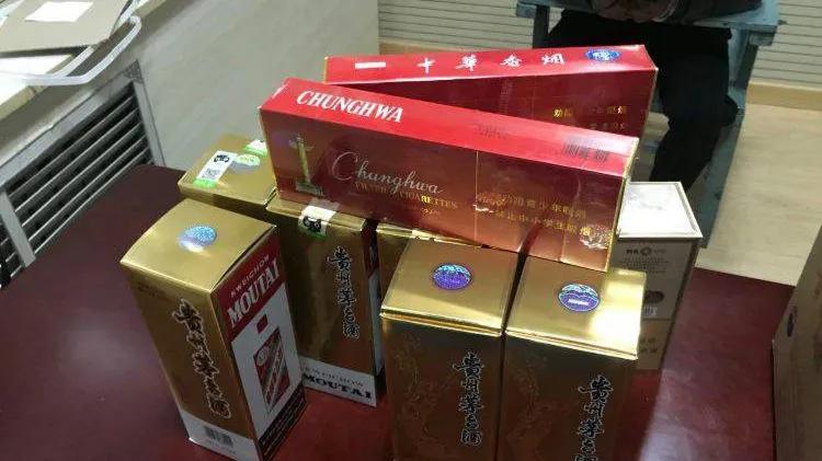 乔装打扮盗窃名烟名酒，这一次够小子喝一壶了