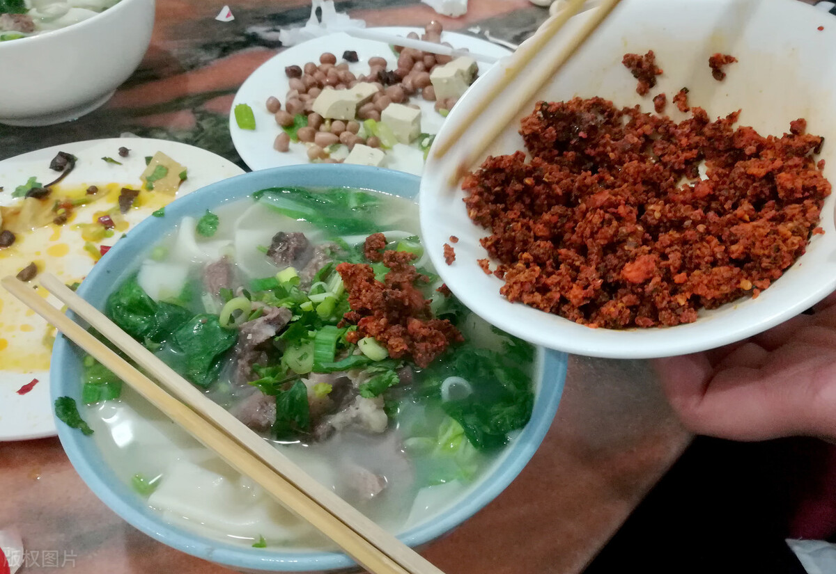 河南6旬夫妻卖烩面20年月挣万元，现在发愁面馆生意没人愿意接班