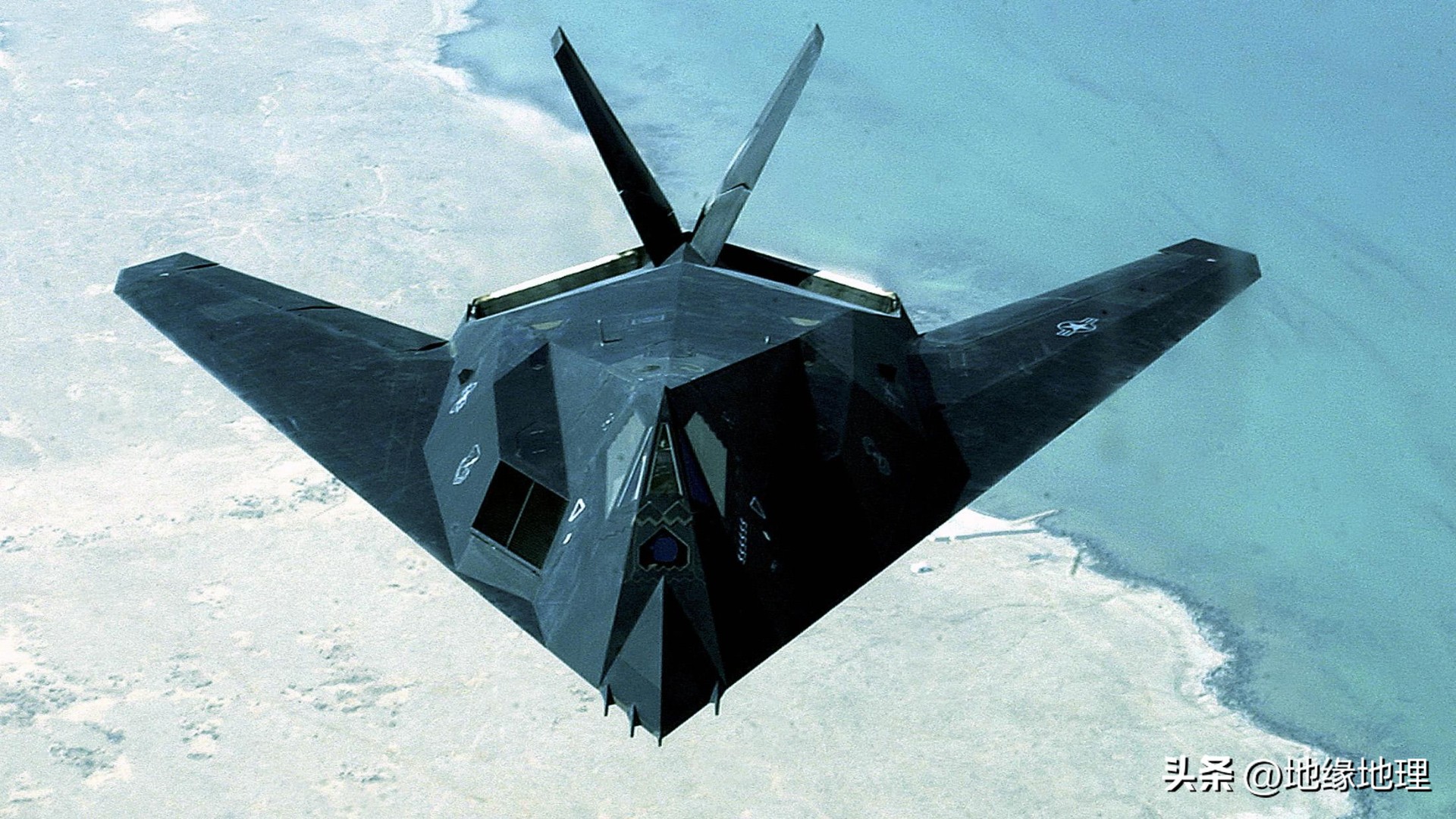 f-117夜鹰坠落,f-117a夜鹰战斗机被击落的残骸