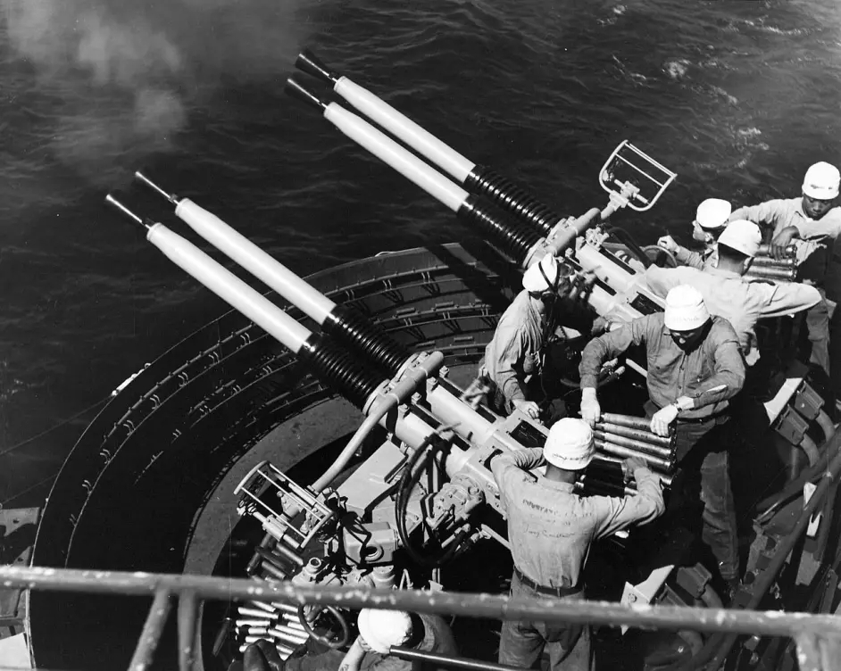 瑞典博福斯40mm高射炮威力,博福斯40mm防空炮炮管寿命