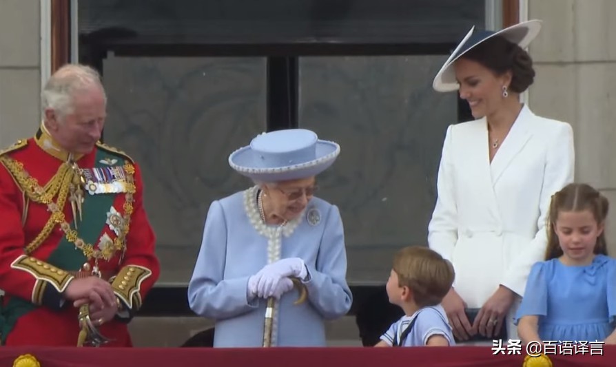 路易又抢女王风头！出席活动时要查尔斯抱，吻妈妈，站凳上吃零食