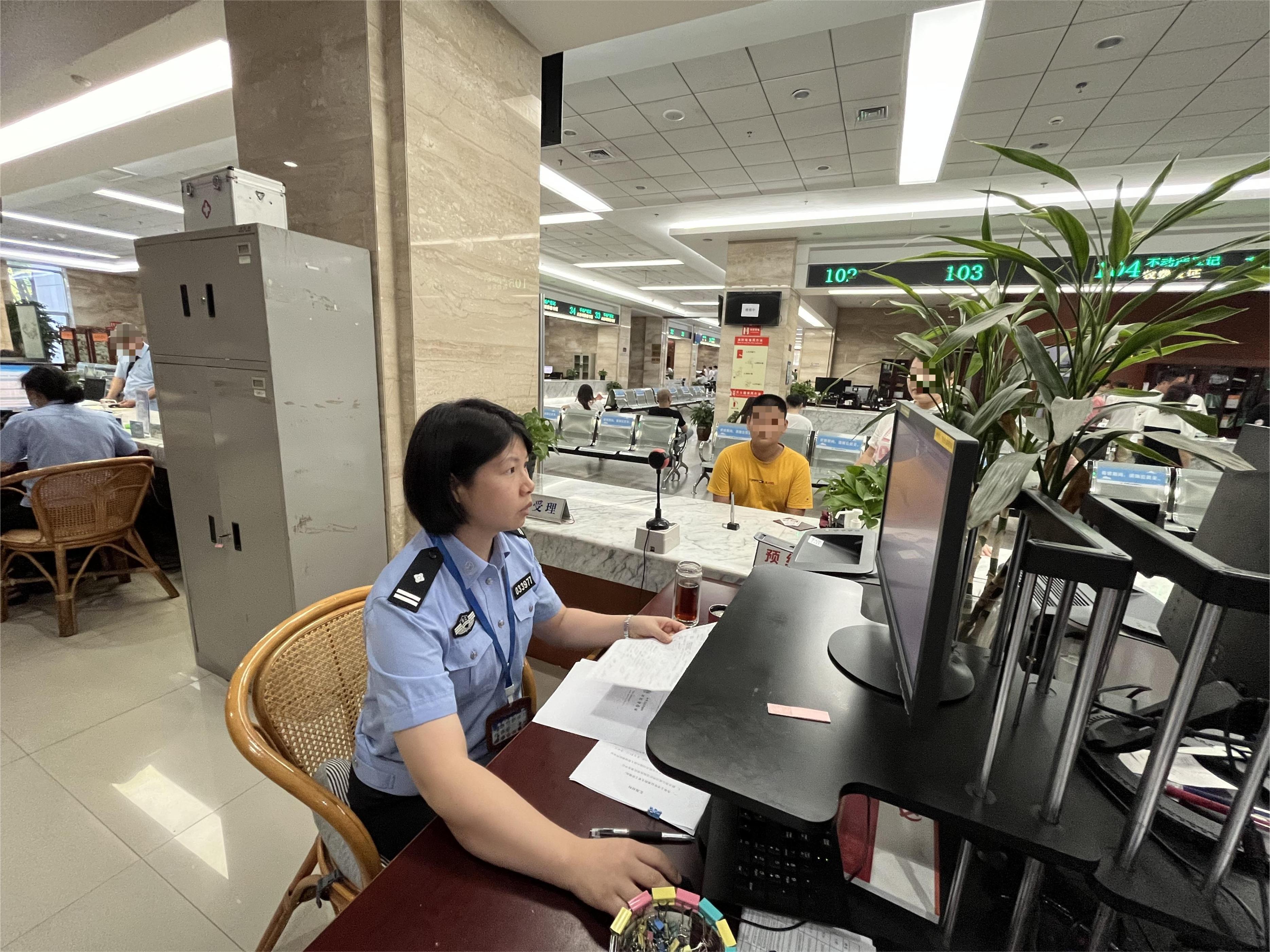 小高峰办理出入境,十堰出入境暑期办证高峰来临