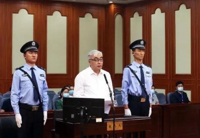 内蒙“警号000001”马明：嫌200万太少拒收，敛财1.57亿被判无期