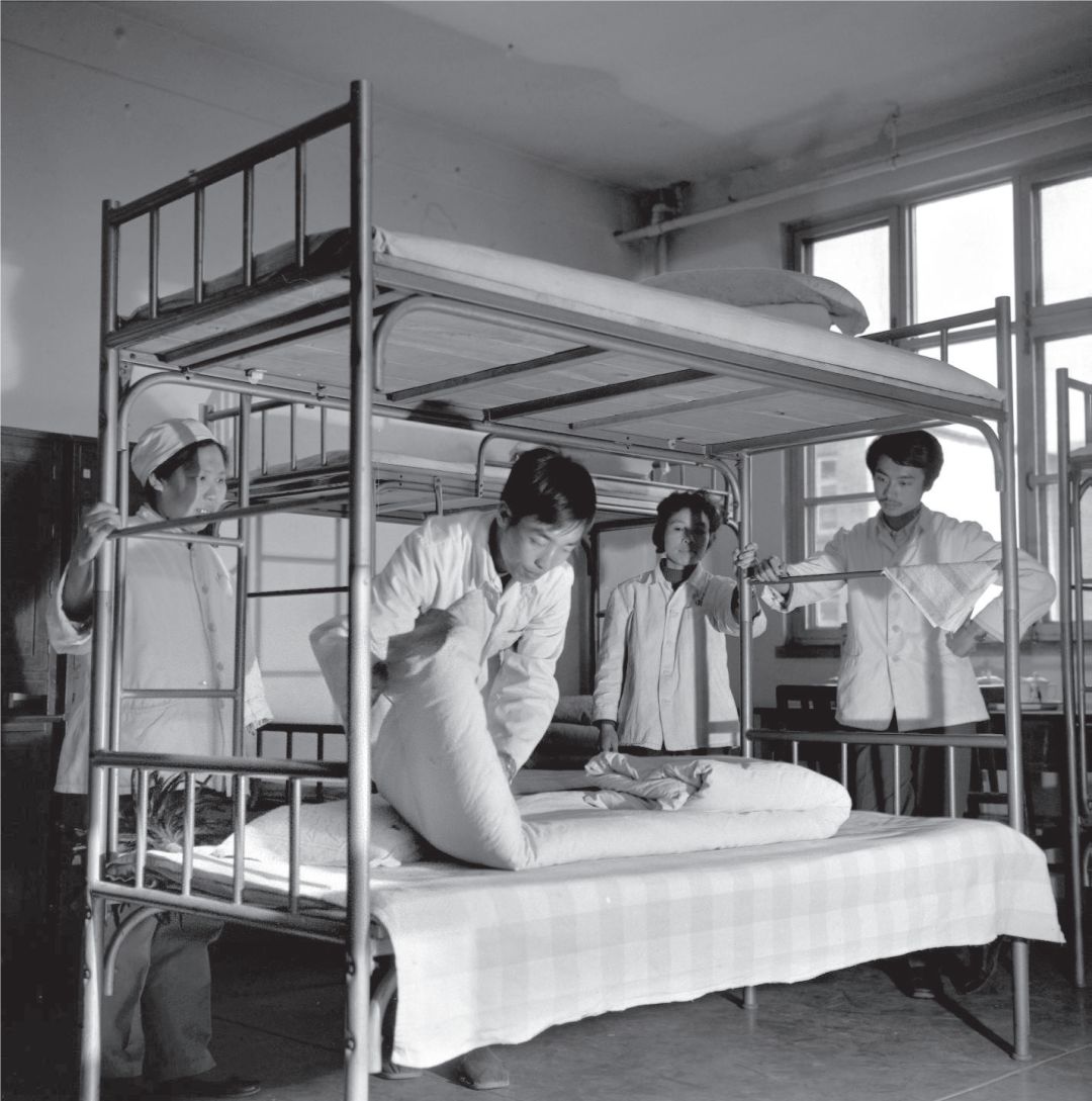 70年中华衣食住行的变化详细,中国70年前衣食住行的图片