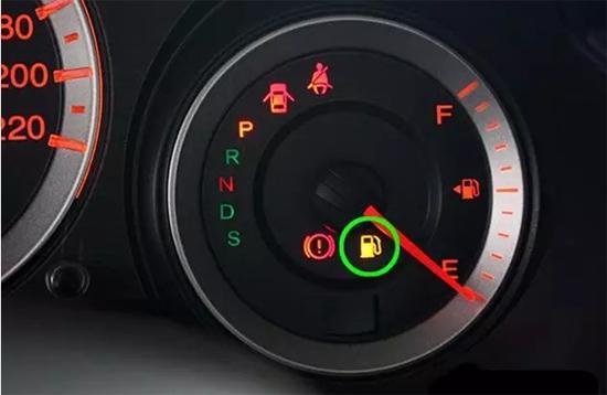 挂车油表灯亮了还能跑多少公里,奇骏油表灯亮了还能跑多少公里