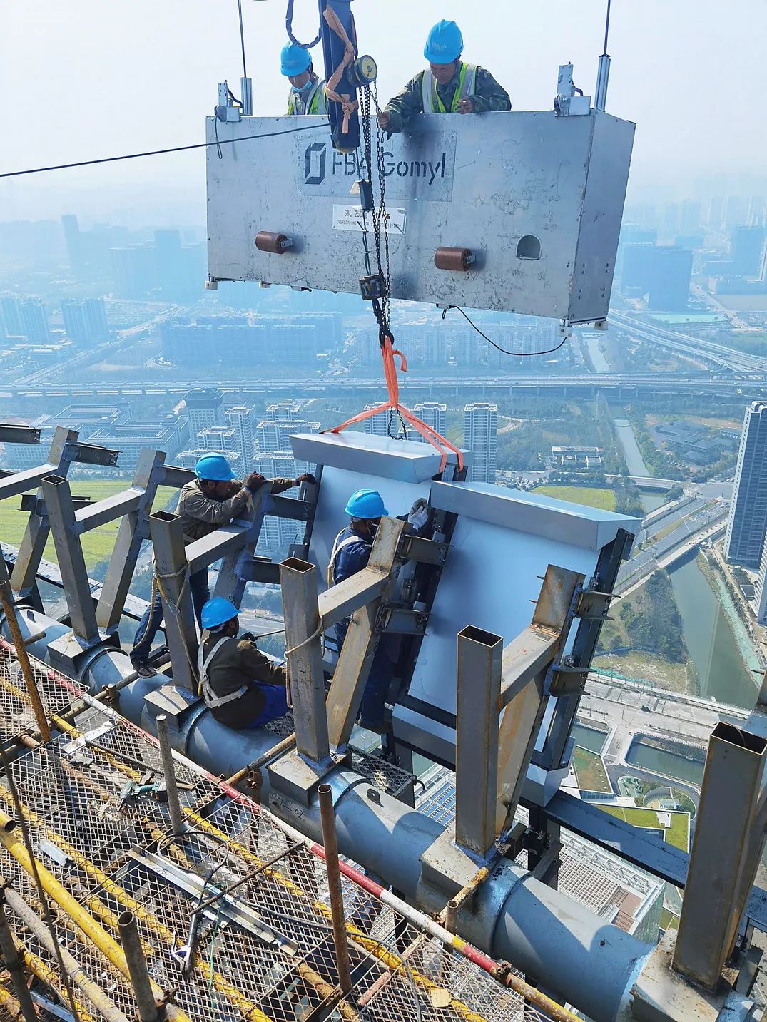 问鼎杭城之巅，见证时代雄心——亚厦幕墙杭州之门项目