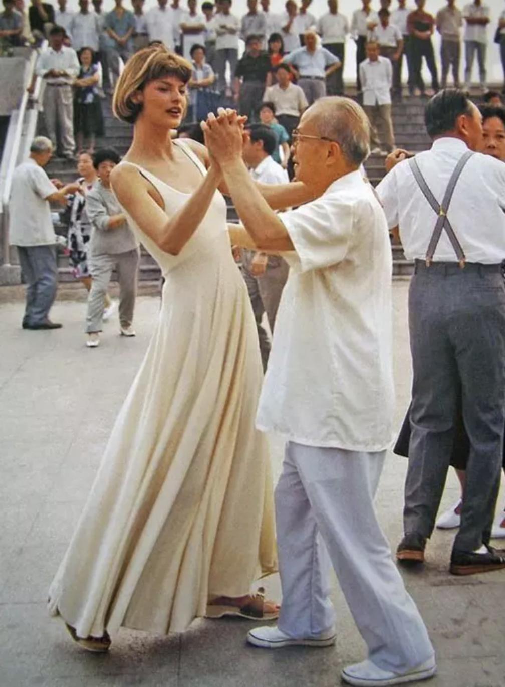 她16岁被逼拍裸照，51岁做医美永久毁容，隐退5年后勇敢发声