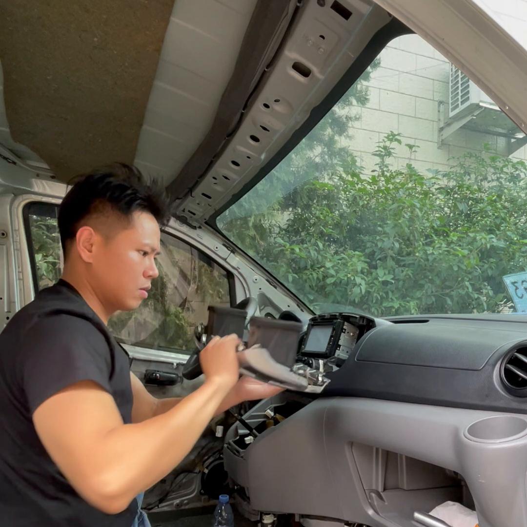 nv200主驾座位拆卸教程,nv200露营车改装视频