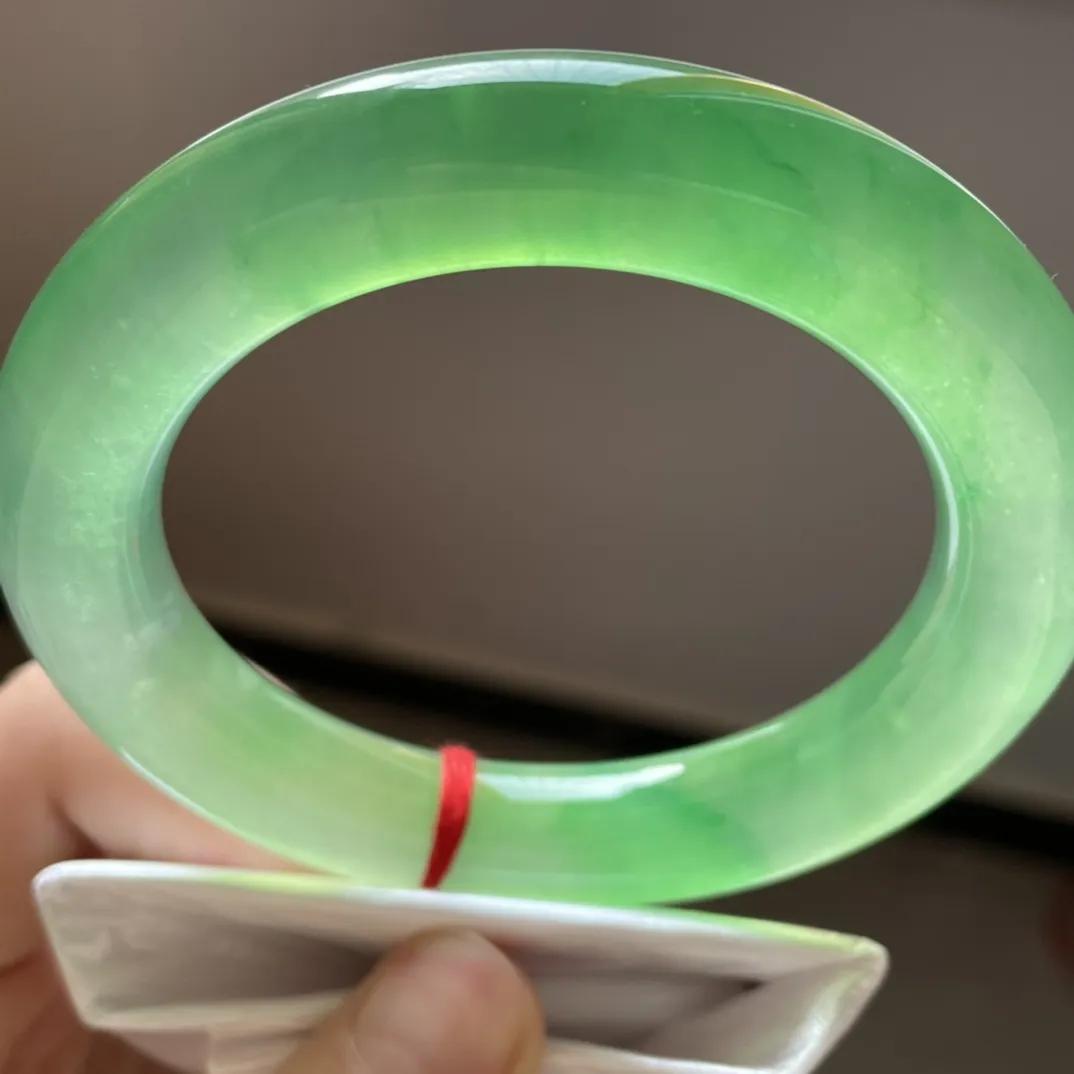 缅甸a货翡翠冰种小圆条翡翠手镯,有绿白黑三种颜色的翡翠手镯
