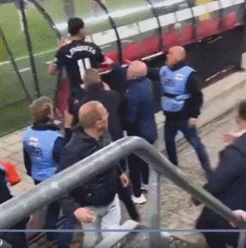 混乱！西汉姆球员和球迷互殴...