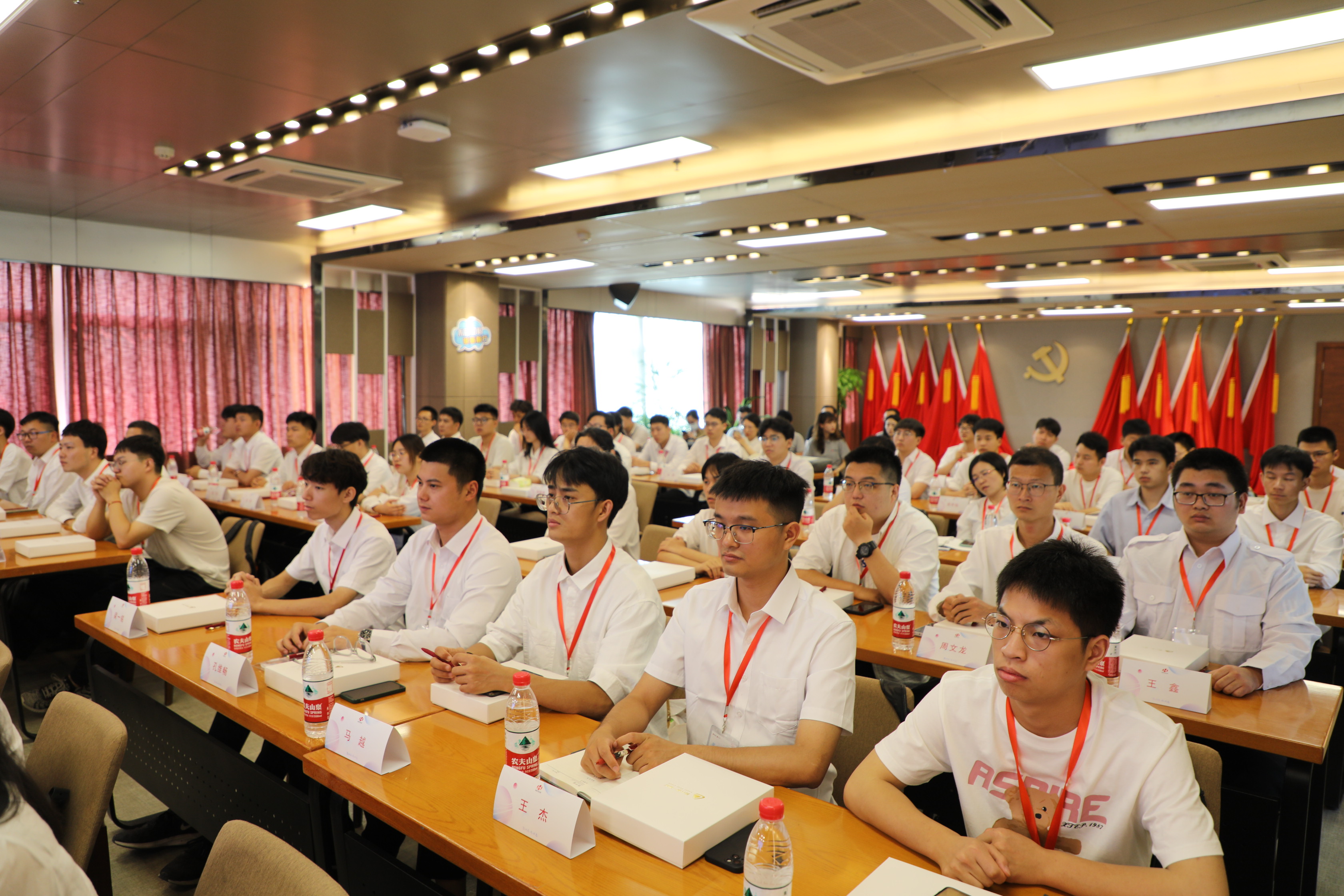 从一束产业之光到一片人才亮色武汉为卓越工程师开设“激光第一课堂”