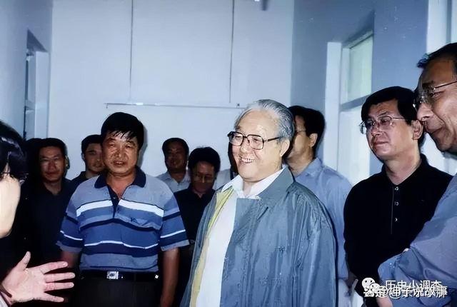 他是重庆直辖市首任市委书记，查办了“东北乔四”，现84岁仍康健