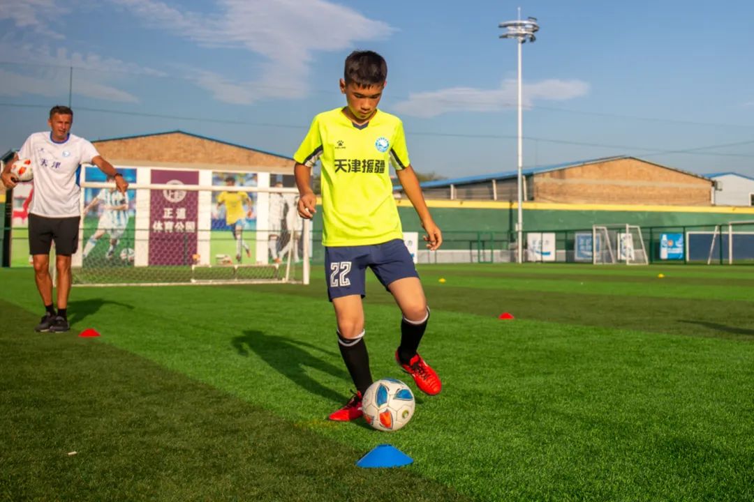 “十城带百县”助力乡村振兴|*疆新**和田足球小巴郎感受天津足协外教训练指导现场观战津超赛事