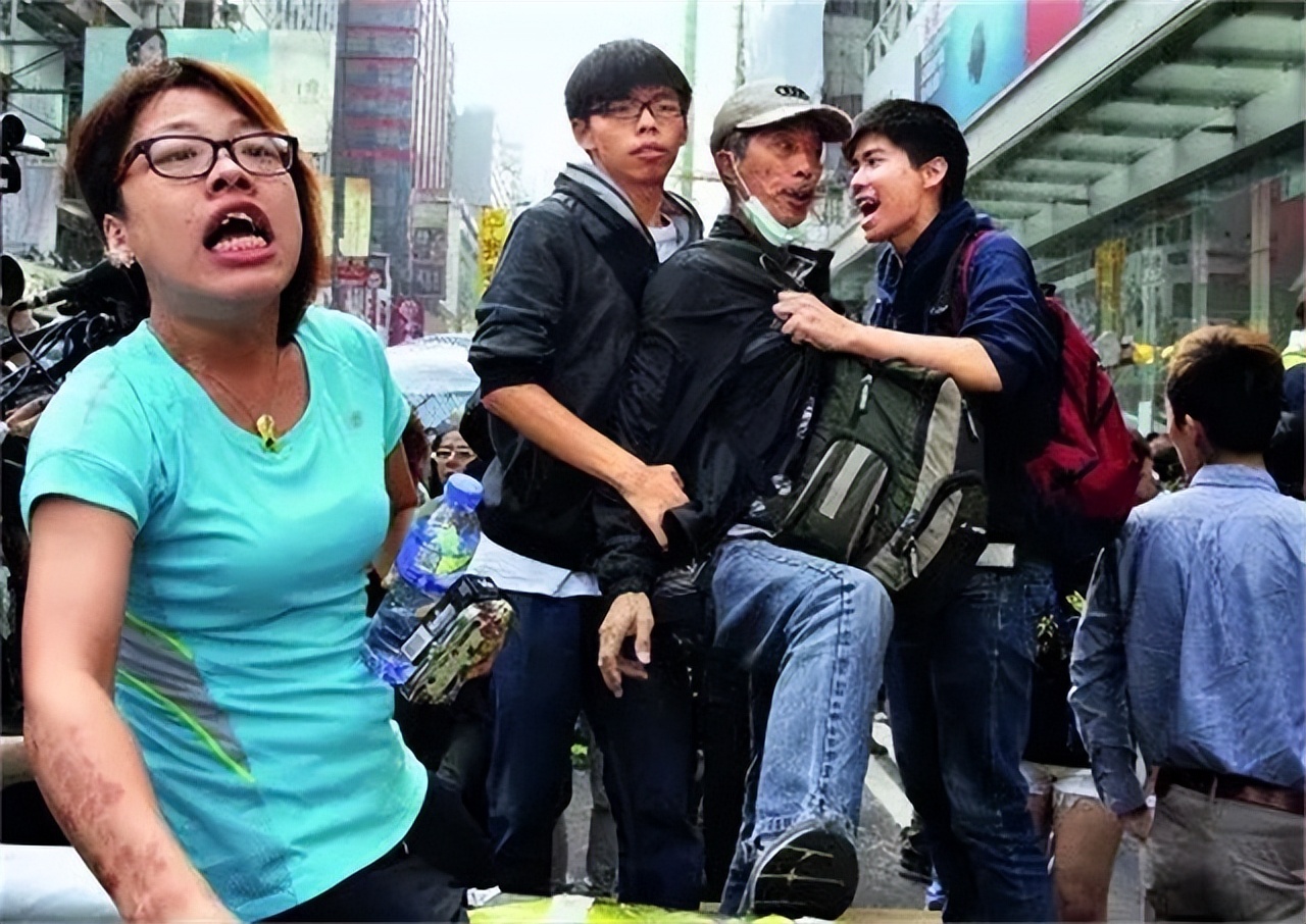 港独黄之锋：美国一手扶持的“提线木偶”，靠*华反**反港换名利双收