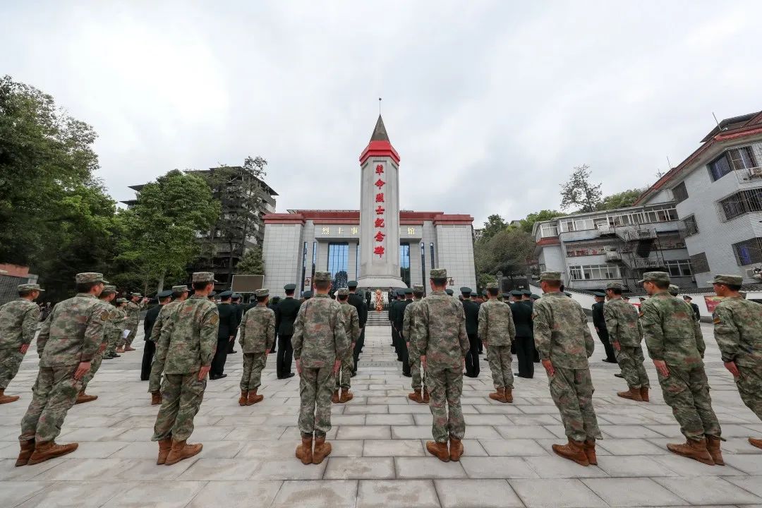 解放军清明缅怀红军先烈活动,清明祭奠革命先烈解放军鸣枪