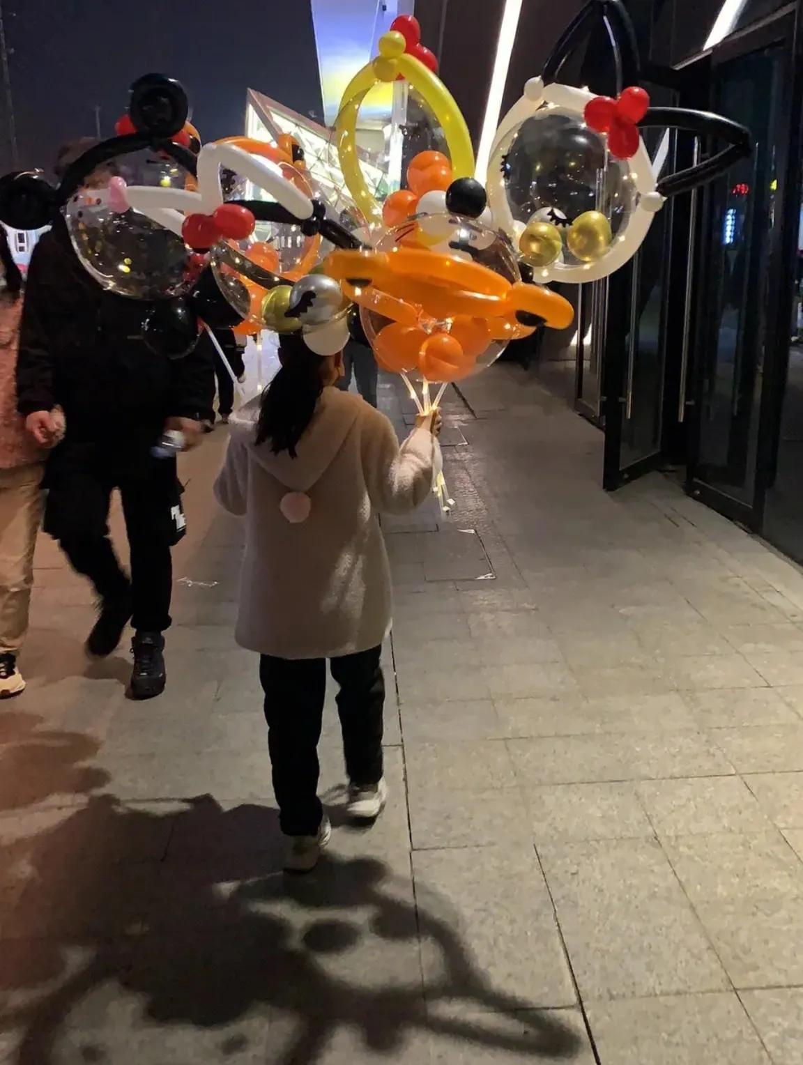 街头冷门暴利项目，卖发*气光**球一晚上能挣上几百元