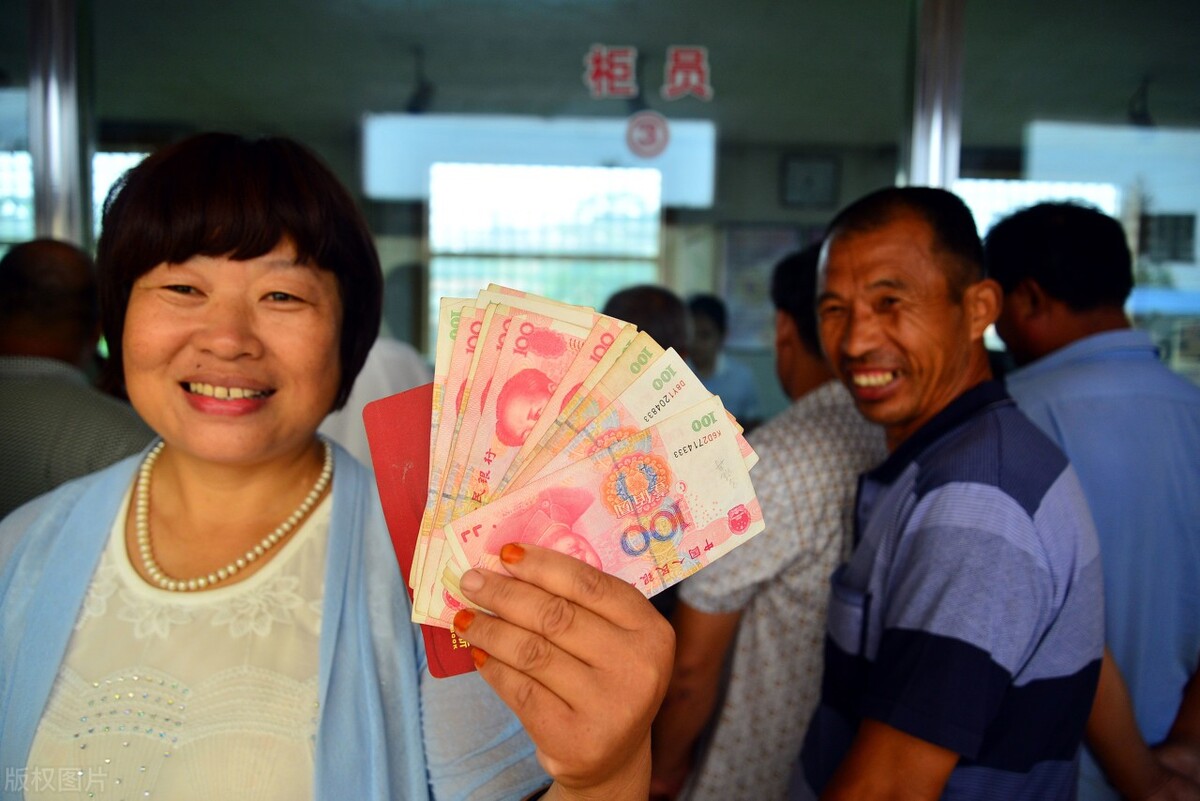 老人钱补发多久到,退休老人补发1860元是真是假