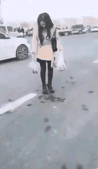 搞笑gif谁这么有才把车开上房顶了,搞笑gif段子这车开出去也太拉风了