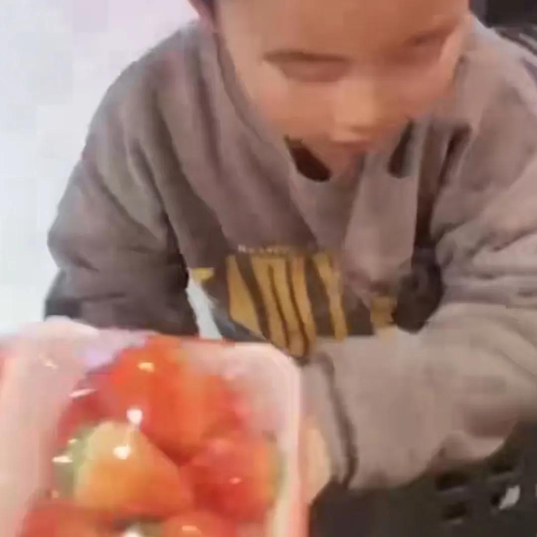 令人心酸不已的“45元的生日饭”事件:曝出家长所谓的穷养。