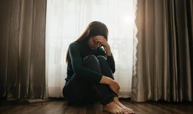 一男子夜闯民宅对姐姐实施强奸，妹妹实现反杀，被判处一年