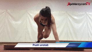 女生骑摩托车伸腰,女生骑摩托车前轮翘起来