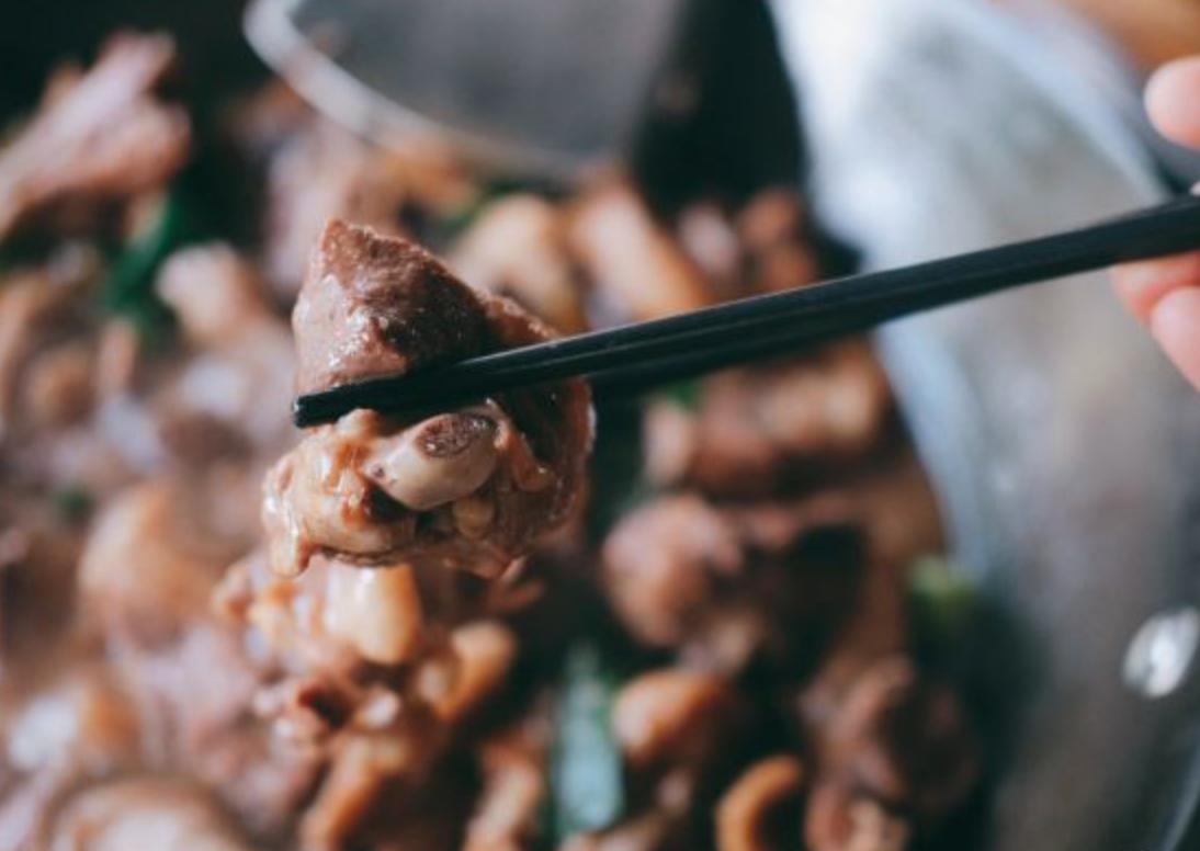 广东藏菜市场里的大排档，一滴水不放靠米酒焖熟，每桌都像火焰山