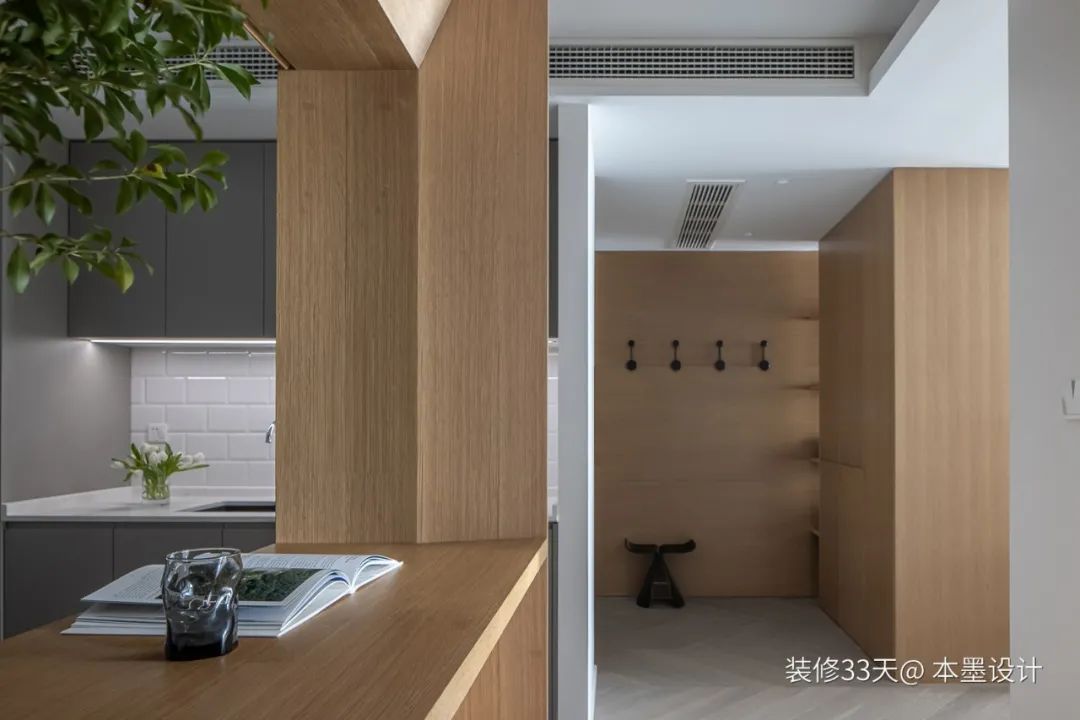 客厅超大储物柜改成衣帽间,客厅小房间改衣帽间