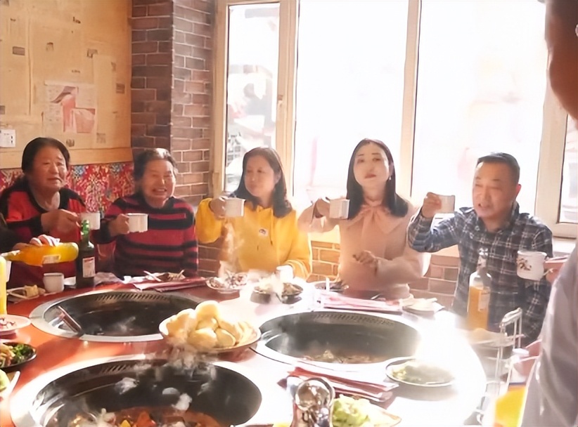 养鹅3000只被拐走,东北大爷养大鹅被大雁拐走3000只