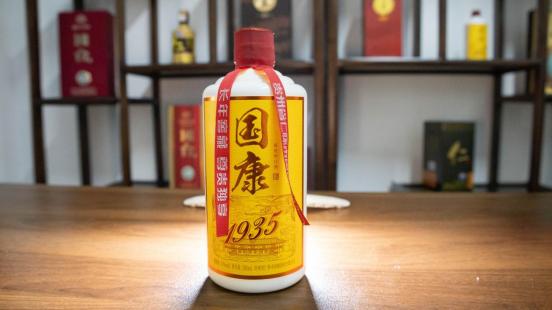 靠贴牌起家却混成行业大拿，老板跃居白酒业首富，传奇的金六福