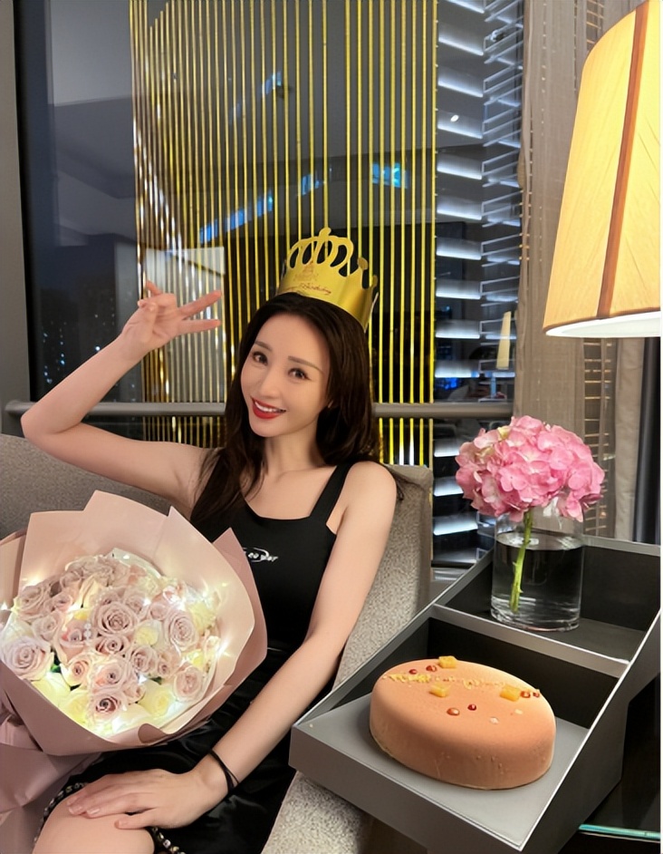 42岁柳岩恋情疑曝光,柳岩自曝恋情年轻照片