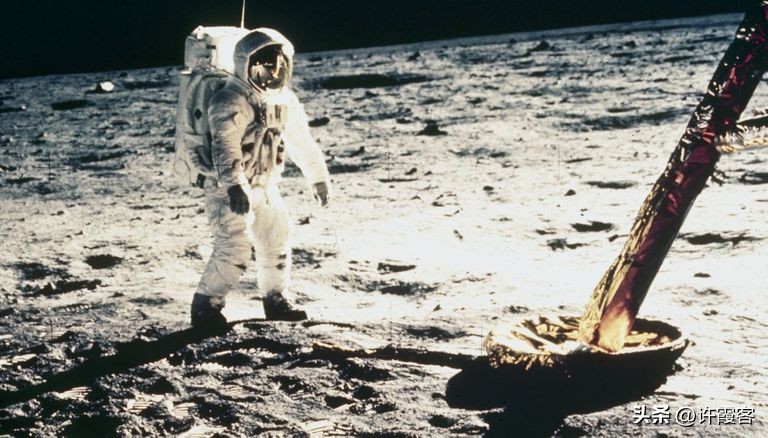 九死一生的阿波罗登月计划，实验中死亡三人，阿姆斯特朗差点牺牲