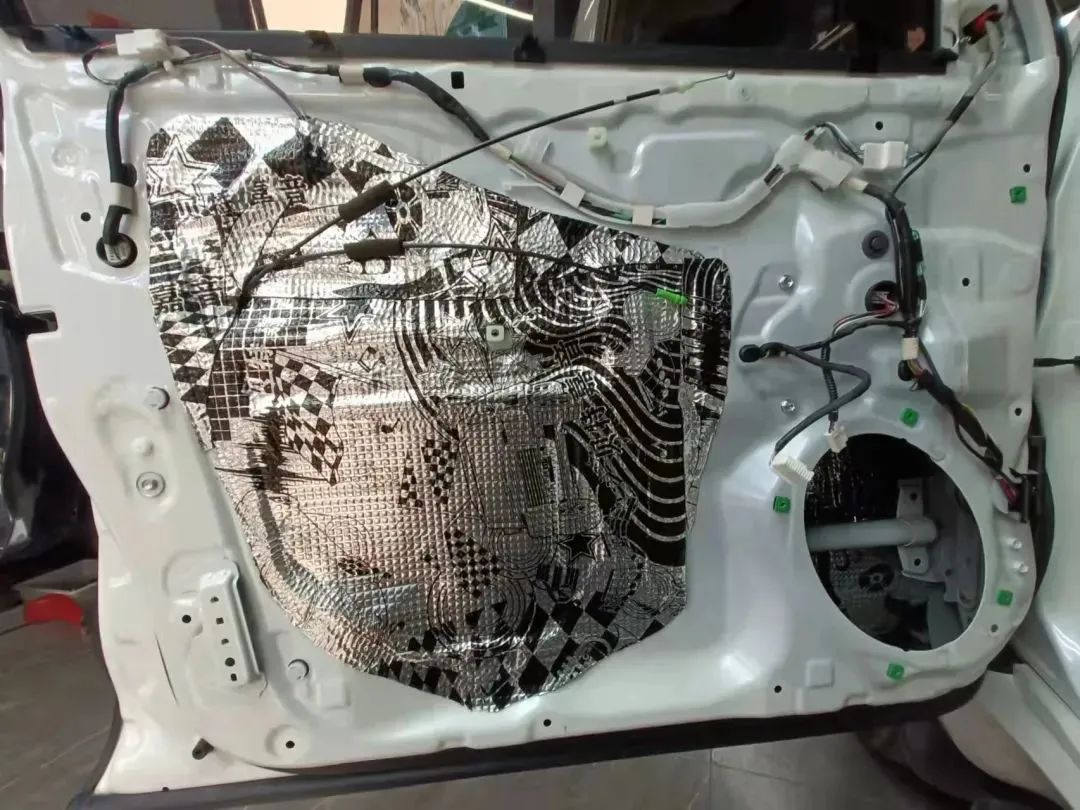 越野的旅途怎么能少了音乐的陪伴？丰田酷路泽音响升级