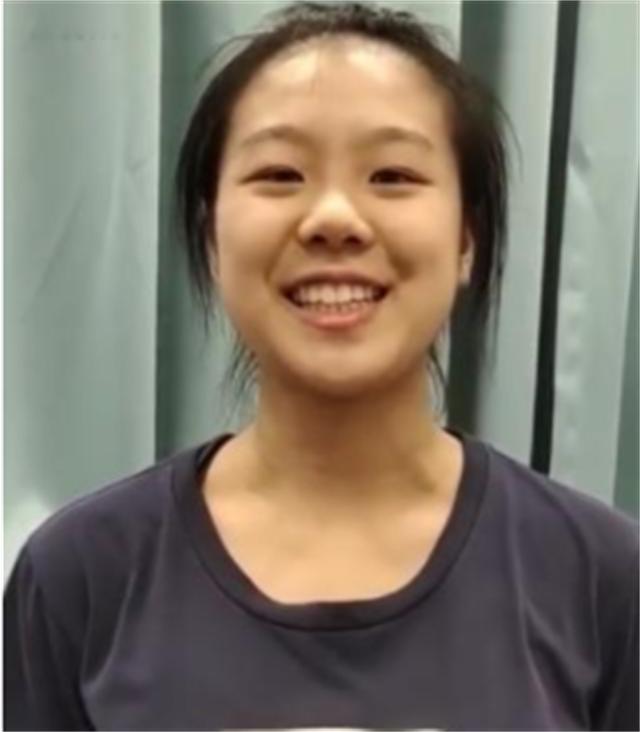 罗子欣一字马出考场,罗子欣一字马