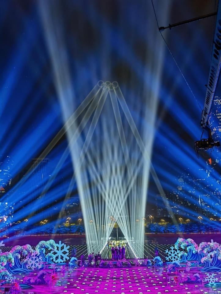 快看，天上有个“冰墩墩”，光峰“云上写字”将科幻变现实