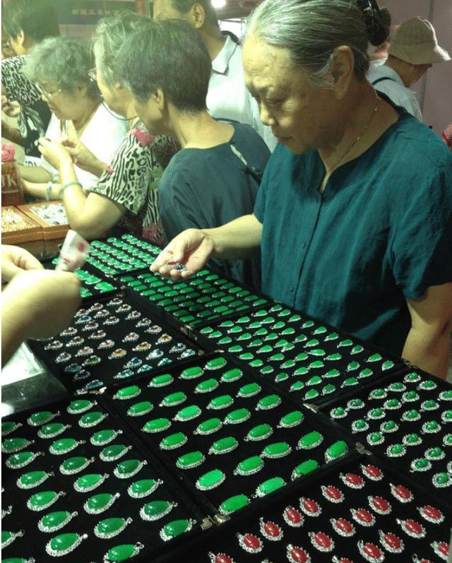 在泰国的中国人发生了什么事,泰国的经济都是华人控制吗