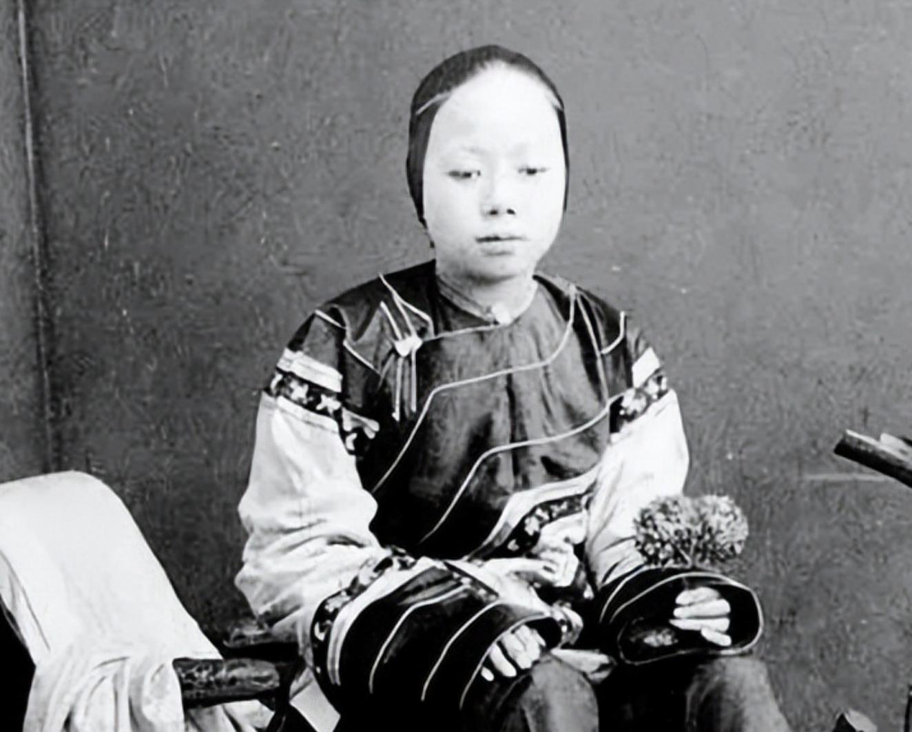 封建社会女人为什么裹小脚,封建时期女性裹小脚的影响