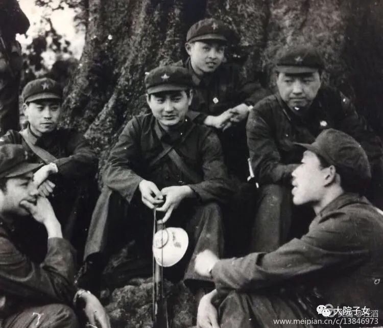 对越自卫反击战高校,向参加过自卫还击的战友们敬礼