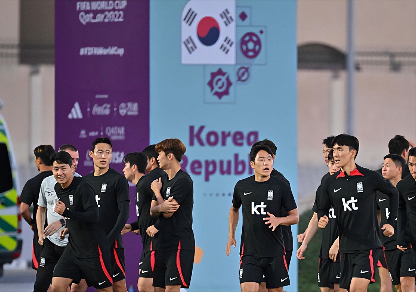 球场瞬间变战场,球场变战场视频