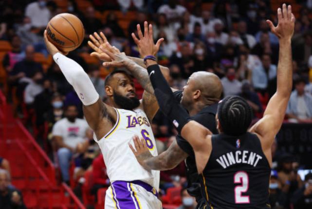 湖人不敌热火赛后湖人更衣室,湖人末节崩盘再负掘金