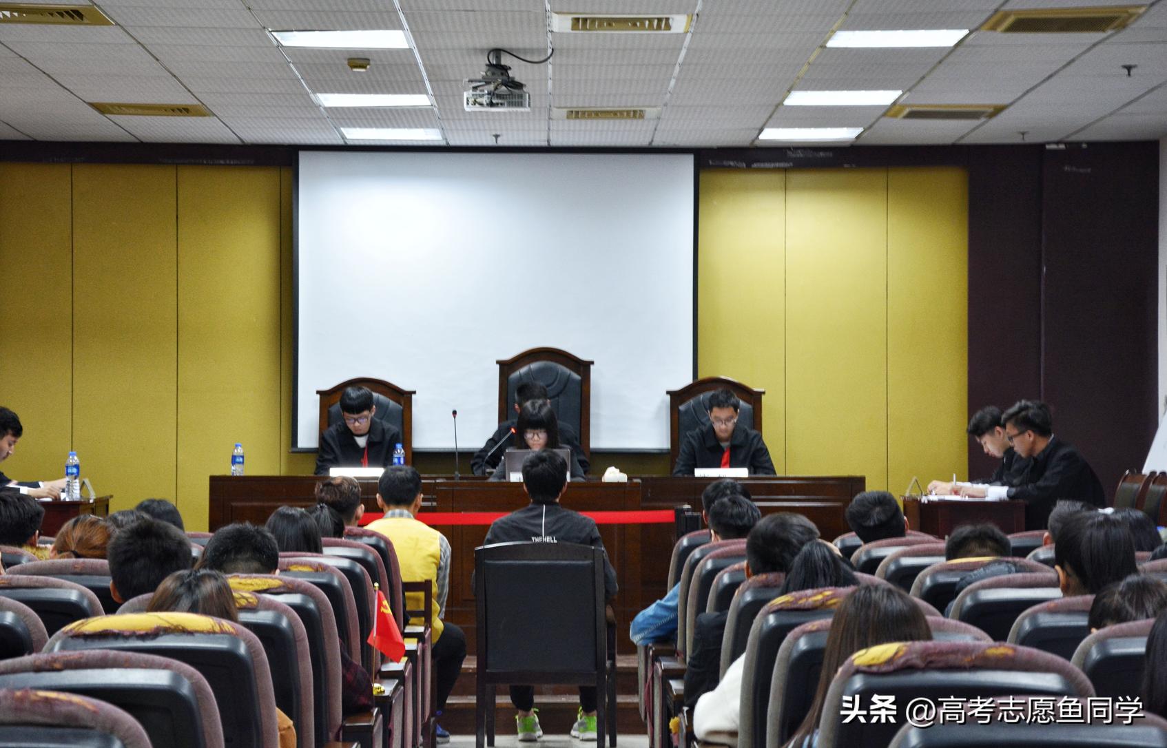 外向的女生适合学什么专业,性格外向的女生适合学什么专业